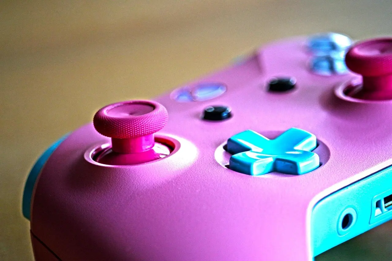 Pink og turkis spillecontroller